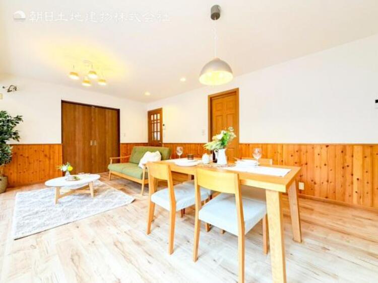 居間 お天気が晴れの日は照明をつけなくても充分明るいリビングです！どこか落ち着きのある広々とした内装です！皆で過ごす空間が、目に浮かんでくる様な優しいリビングダイニングです！くつろいだり楽しい時間を是非！ 