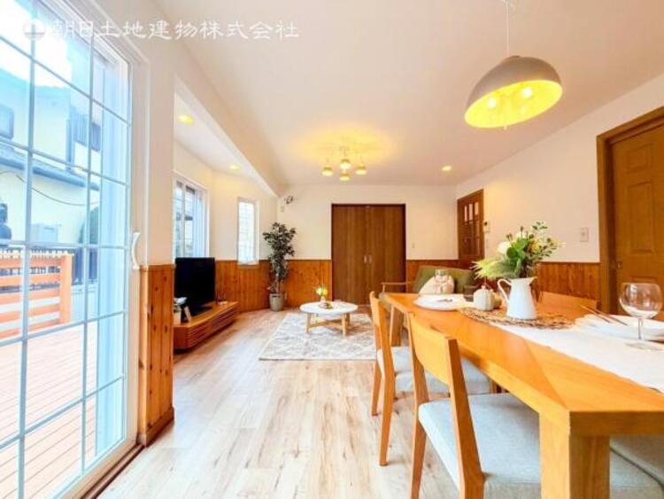 居間 リビングにあふれる採光と心地よい風のつどう調和された空間！！生活を彩る充実した日々が過ごせそうです。家族の滞在期間が長くなることを予測して、設計士が思いと工夫をこらした自慢のリビングダイニング！！！ 