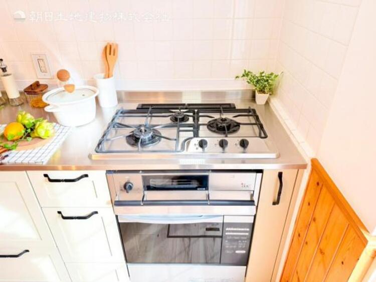 キッチン 【キッチン】広く取られたキッチンスペースはとても便利です。お料理をする人も開放感が心地いいです。 