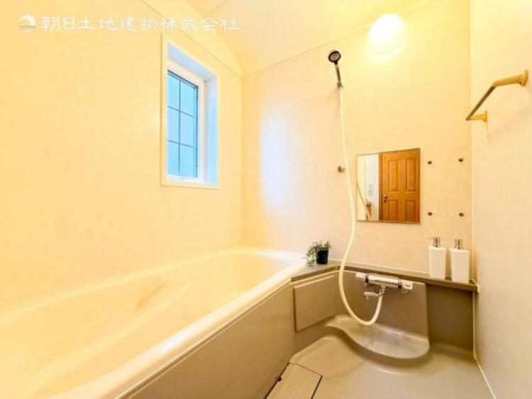 風呂 【浴室】ゆったりと寛げる広々バスで足を伸ばしてリラックス。　最新のユニットバスは設備も充実です。 