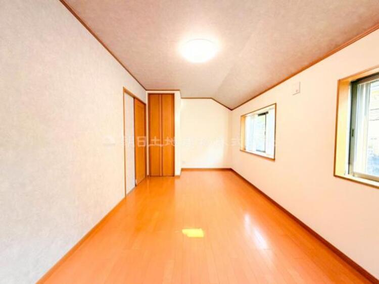 内装 居室はひとり時間を過ごせる安らげるお部屋として活用できます！収納スペースあり！荷物が多くても十分！ベッドや勉強机、テレビなどを置きたい場合におすすめ！！過ごす時間が長くてもゆったり過ごせそうですね！ 