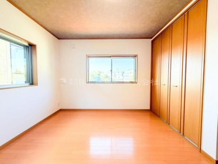 内装 穏やかな寛ぎあじわえるお部屋では有意義な時間がつくれます！大きな窓からと陽光が注がれる明るい空間！光もアクセントの一つとして。一人時間も充実したものにできるプライベートルームは日々を豊かにします！！ 