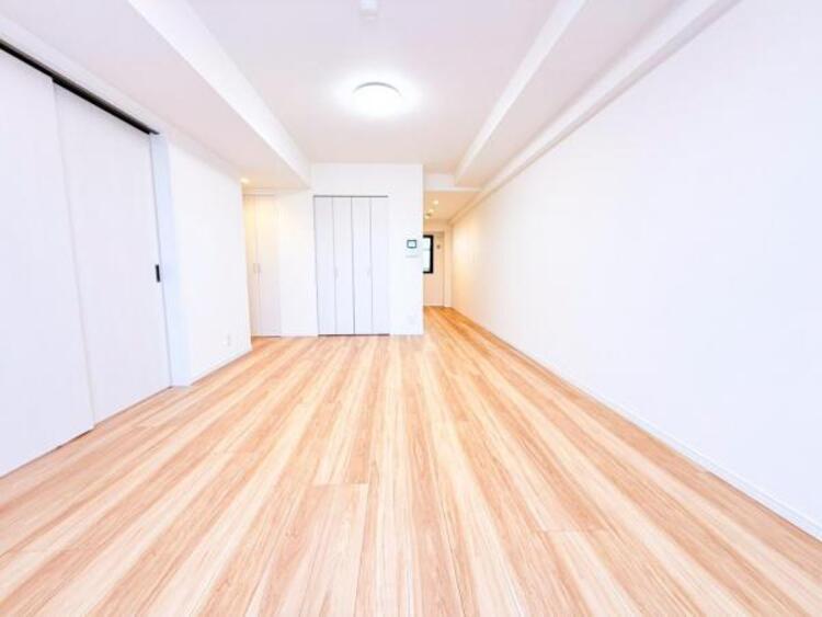 居間 リビングにあふれる採光と心地よい風のつどう調和された空間！！生活を彩る充実した日々が過ごせそうです。家族の滞在期間が長くなることを予測して、設計士が思いと工夫をこらした自慢のリビングダイニング！！！