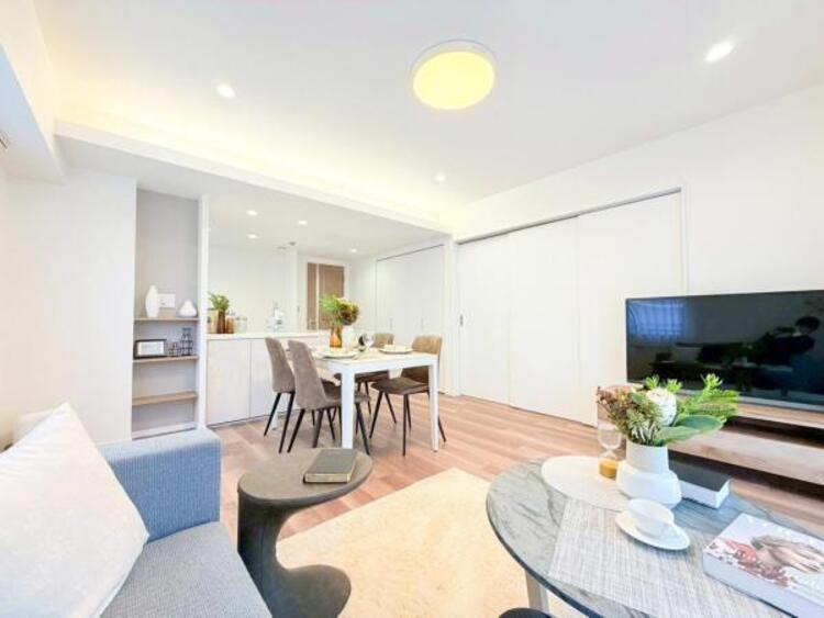 居間 お天気が晴れの日は照明をつけなくても充分明るいリビングです！どこか落ち着きのある広々とした内装です！皆で過ごす空間が、目に浮かんでくる様な優しいリビングダイニングです！くつろいだり楽しい時間を是非！