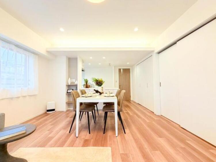 居間 リビングにあふれる採光と心地よい風のつどう調和された空間！！生活を彩る充実した日々が過ごせそうです。家族の滞在期間が長くなることを予測して、設計士が思いと工夫をこらした自慢のリビングダイニング！！！