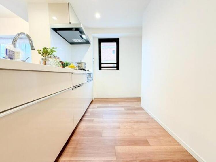 キッチン 【キッチン】広く取られたキッチンスペースはとても便利です。お料理をする人も開放感が心地いいです。