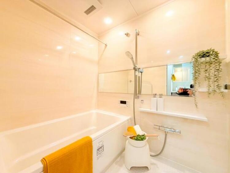 風呂 【浴室】ゆったりと寛げる広々バスで足を伸ばしてリラックス。　最新のユニットバスは設備も充実です。