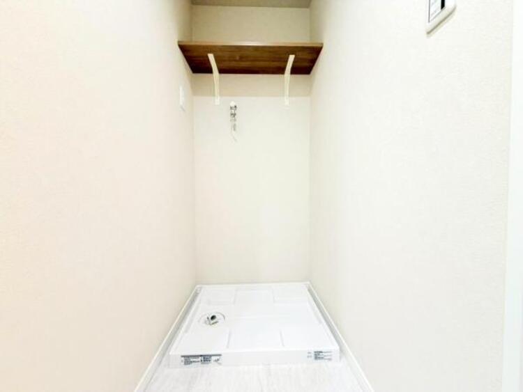 洗面 【洗面・脱衣所】ストレスフリーな広いランドリースペース。大きな洗濯機乾燥機もしっかりとおけます。