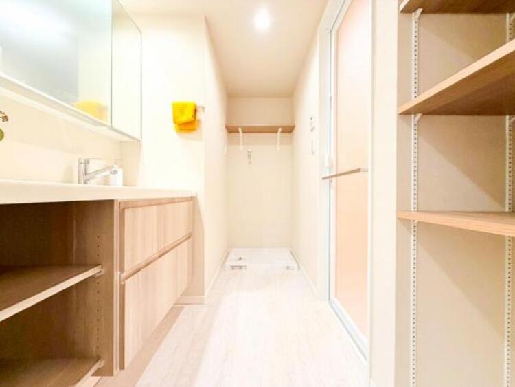 洗面 【洗面・脱衣所】使用頻度の高い場所だからこそ便利な空間に。多人数での使用も考えた便利な空間です