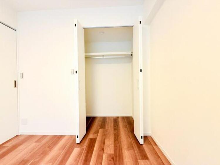 収納 【収納】適材適所に設けた収納は、奥行きもあり多くの物の収納が可能です。扉を閉めるとパッと隠すことができるので、いつでも室内が整理整頓でき気持ちのいい空間として使えます!