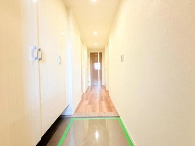 その他 【玄関】お出かけの際に小さなお子様のいるご家庭でもゆったりと靴を履かせて上げることができます。大きな荷物や抱っこしながらでもスムーズに出入り可能なストレスの少ない玄関です。