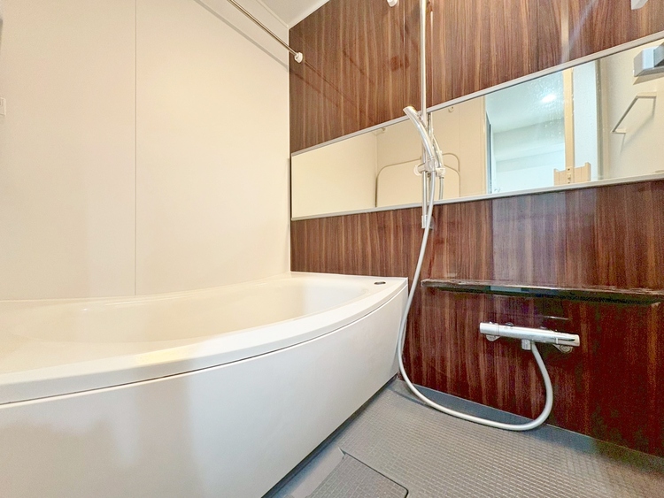 風呂 一日の疲れを癒すバスルームは、心地よいリラックスを叶える清潔感溢れる空間です。