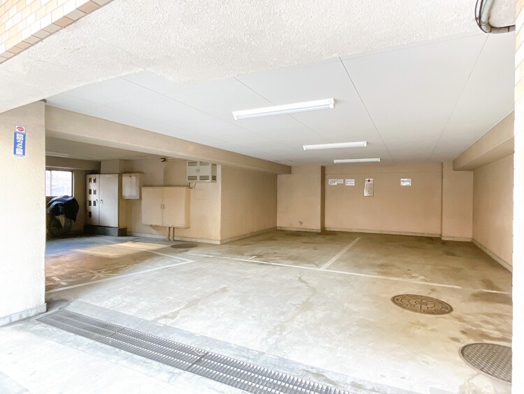 駐車場 本物件の駐車スペースです。車種制限のある場合もございますので、お気軽にお問い合わせくださいませ。