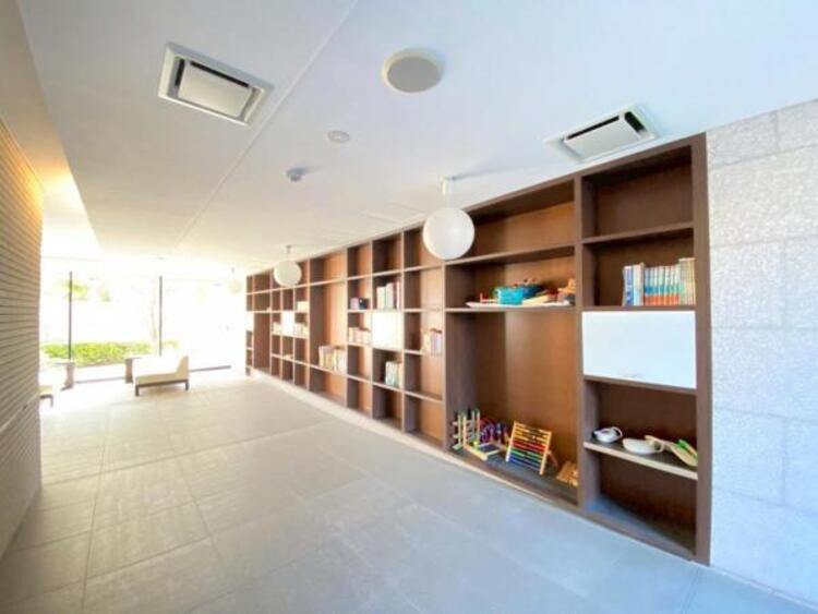 その他 ロビーのソファフロアには豊富なジャンルの書籍をご用意しております。