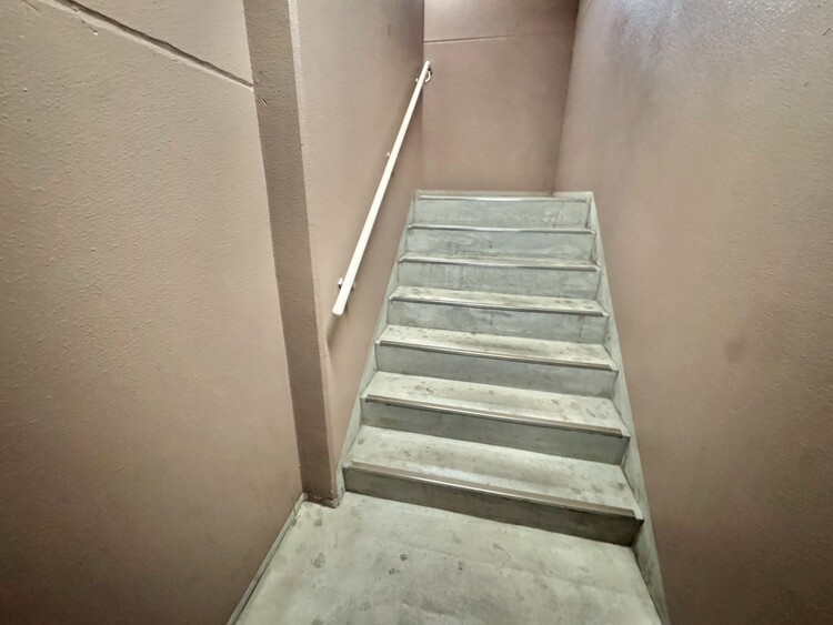 その他 共用部の階段です。明るく清潔に管理されています。