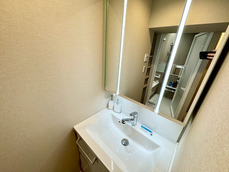 その他 清潔感を感じられる洗面化粧台。