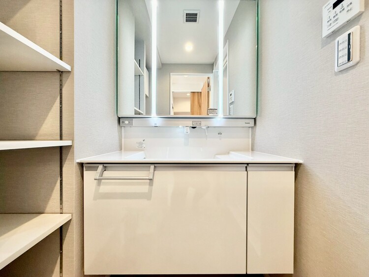 その他 清潔感を感じられる洗面化粧台。