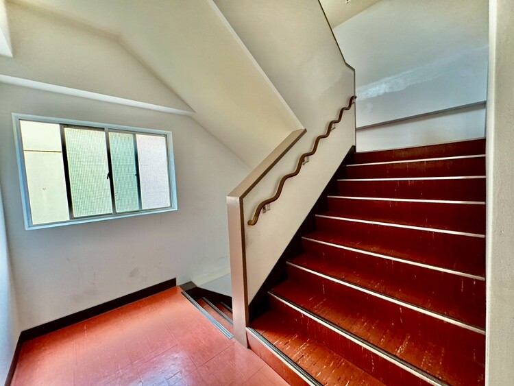 その他 共用部の階段です。明るく清潔に管理されています。