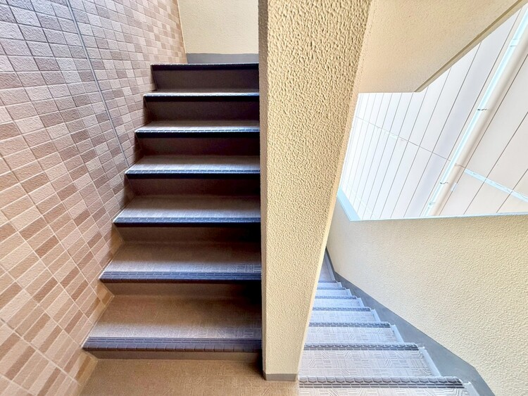 その他 共用部の階段です。明るく清潔に管理されています。