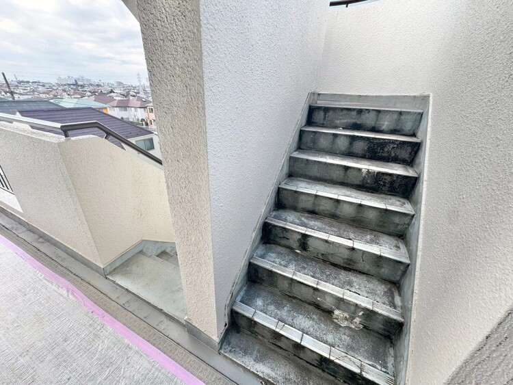 その他 共用部の階段です。明るく清潔に管理されています。