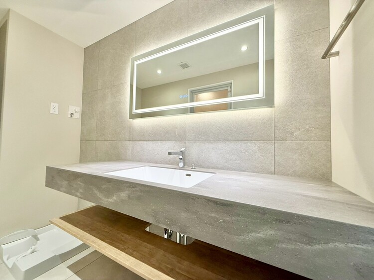 その他 清潔感を感じられる洗面化粧台。