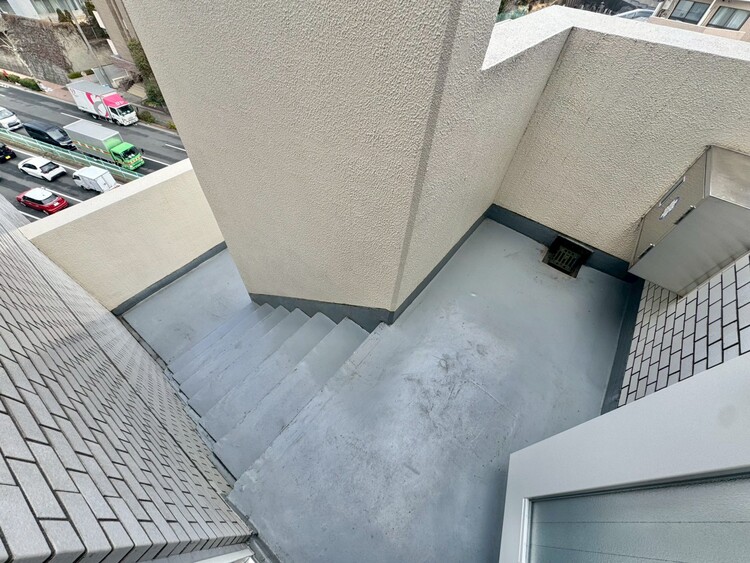 その他 共用部の階段です。明るく清潔に管理されています。