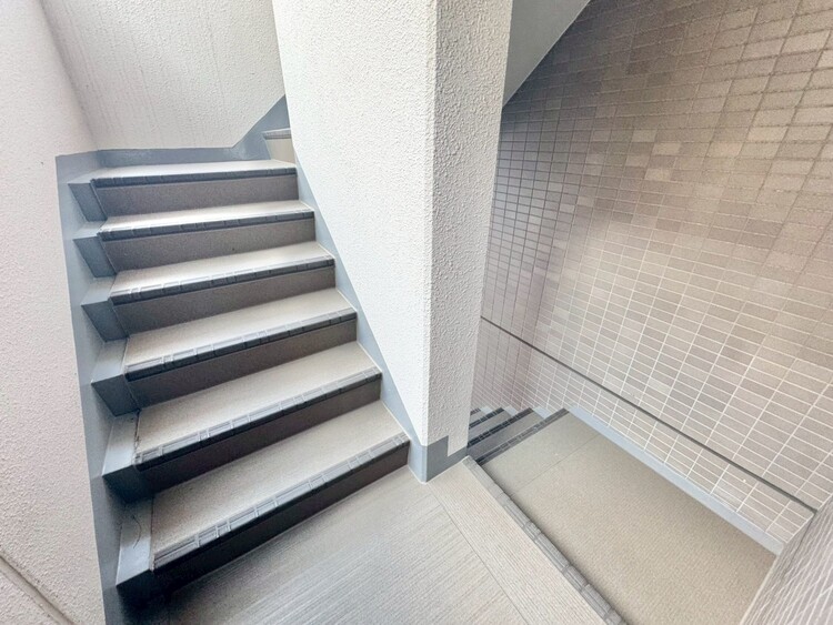その他 共用部の階段です。明るく清潔に管理されています。