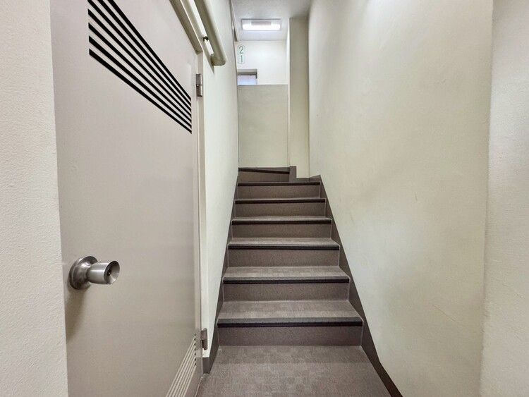 その他 共用部の階段です。明るく清潔に管理されています。