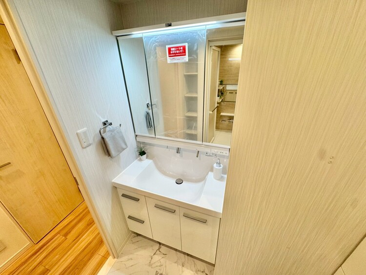 その他 清潔感を感じられる洗面化粧台。