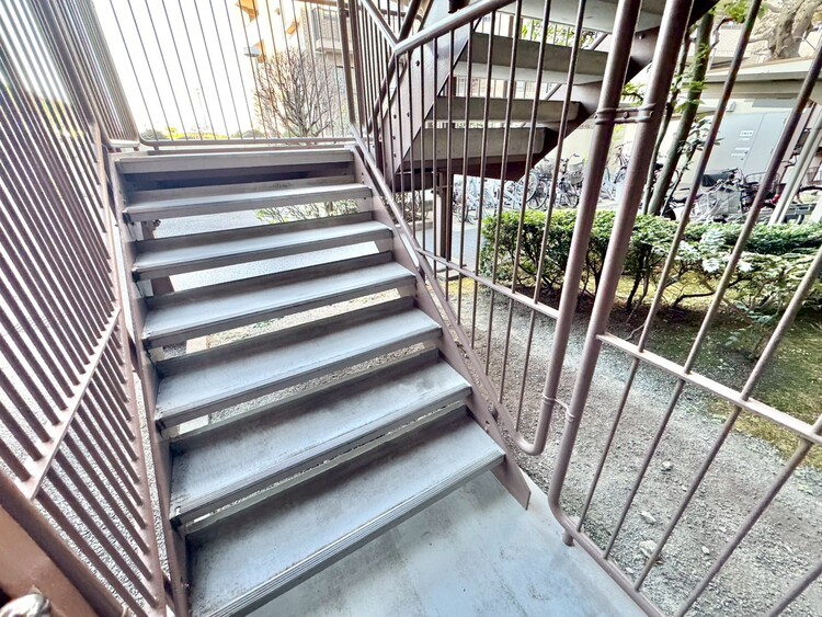 その他 共用部の階段です。明るく清潔に管理されています。