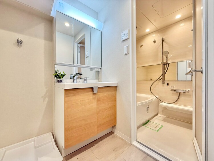 その他 十分な広さの脱衣所。