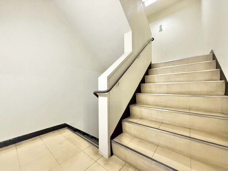 その他 共用部の階段です。明るく清潔に管理されています。