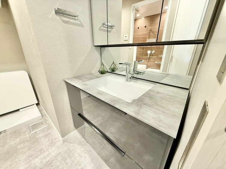 その他 清潔感を感じられる洗面化粧台。