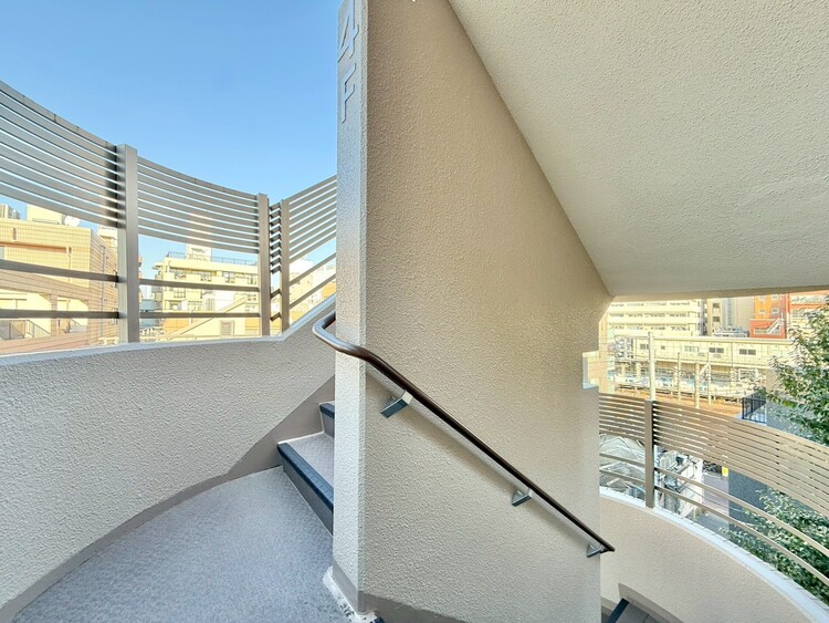 その他 共用部の階段です。明るく清潔に管理されています。