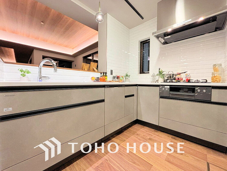 キッチン 落ち着きのあるカラーで統一された清潔感と気品が溢れるキッチン