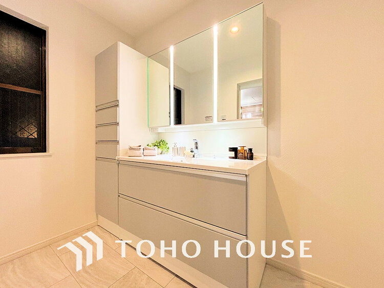 洗面 洗面台には三面鏡を採用。身だしなみを整えやすく収納量も良好です