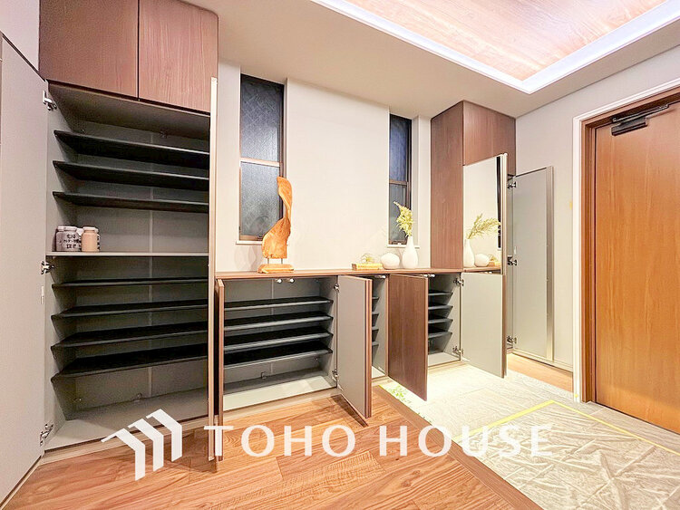 玄関 天井まである玄関収納はご家族分の履物も余裕で収納可能