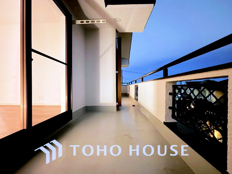 バルコニー 日当たりの良いバルコニーで晴れの日の洗濯物も楽しみになりますね