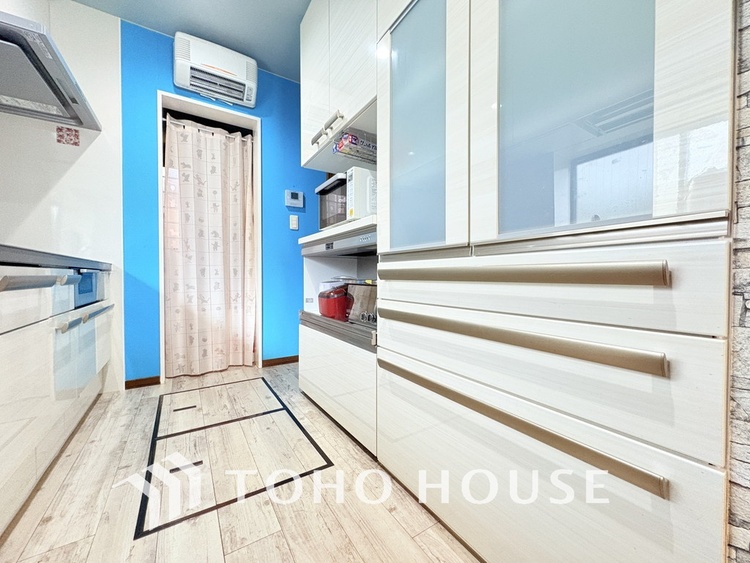 キッチン 背面のスペースには冷蔵庫やカップボードを置いていただけます