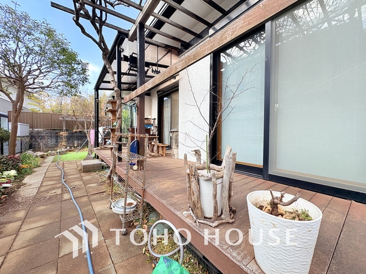 バルコニー お子様を遊ばせたり、夜の晩酌スペースとして間接照明を配置したりと使い方は無限大のウッドデッキ