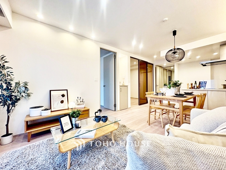 内装 ◆居心地のいい暮らし◆には欠かせない眩い採光。ゆったりとした幅の窓からこの空間に降り注ぐ採光が絶えない。明るいリビングこそ居心地のいい暮らしが待っているのだと思う。