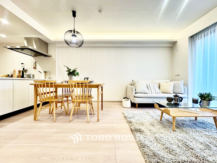 内装 ◆時を忘れる場所◆ここにはみんなが集い、食事と楽しい会話が始まる。話に夢中になりすぎて、ついつい時を忘れ夜半過ぎになってしまう。そんな束の間の幸せを感じさせてくれる場所でありたい。