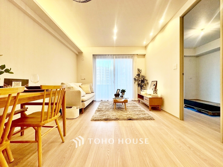 内装 ◆木漏れ日◆の様な採光が優しく足元を照らし、心地いい暮らしの道しるべを写し出す。この空間で過ごす家族との語らいの時間がとても素敵で幸せを感じるかもしれない。