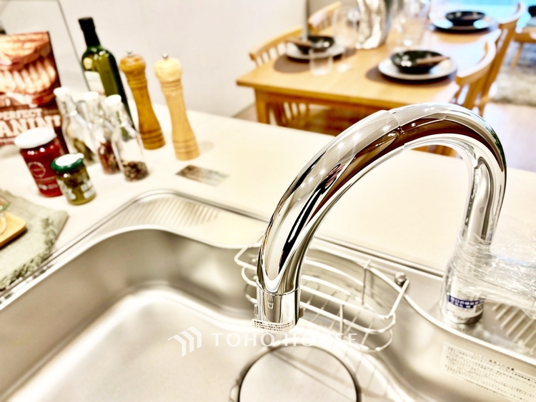 内装 ◆隠された美しさ◆流麗な音楽が流れているような繊細でいながら整然かつ堅牢なこの空間。この空間は確かに美しい。しかし、そこには美しさ以上のものが隠されている。