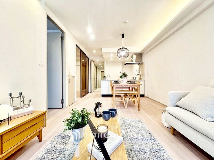 内装 ◆色彩◆この空間に放たれた光は華美なまでに演出されたデザイン。流れる時をより芳醇なコーヒーの様な色彩奏でるアダージョ。そして情景豊かな作品のような暮らしがイメージできる。