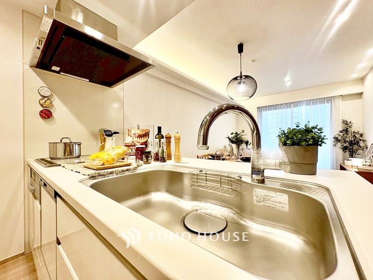 キッチン ◆サンサンと◆差し込む太陽の光がこのリビングに笑いをもたらす。ソファの上のクッションがポカポカした暖気にぬくぬくと微睡んでいる。