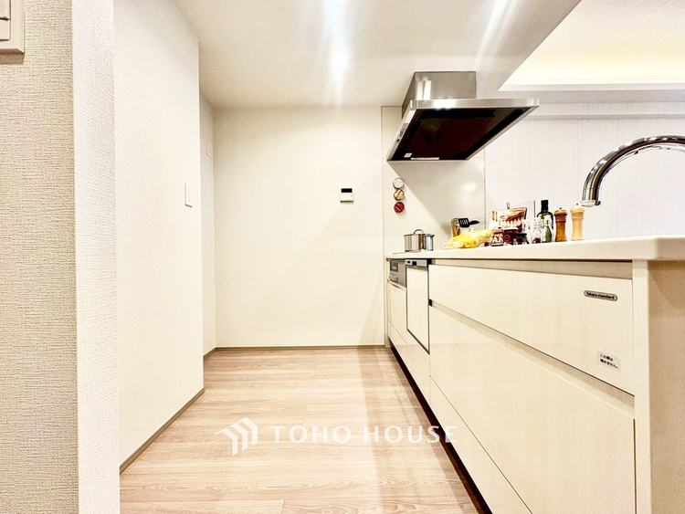 キッチン ◆陽溜まり◆の温もりを感じ、ふわりと寄り添う太陽の妖精たちが自然と僕達を微睡ませる。うとうとしたい訳ではないがそんな時間が嫌いじゃない自分がここにいる。