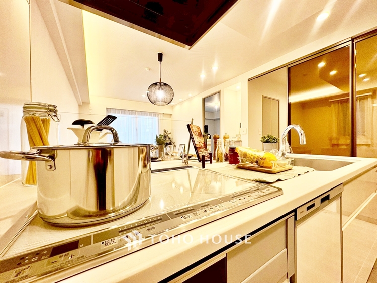 キッチン ◆住むほどに実感する快適性＆機能性◆各空間を彩る設備は、デザイン性に優れたHigh Quality仕様が装備。広く使い勝手のよい空間と設備で、理想の暮らしを演出します。