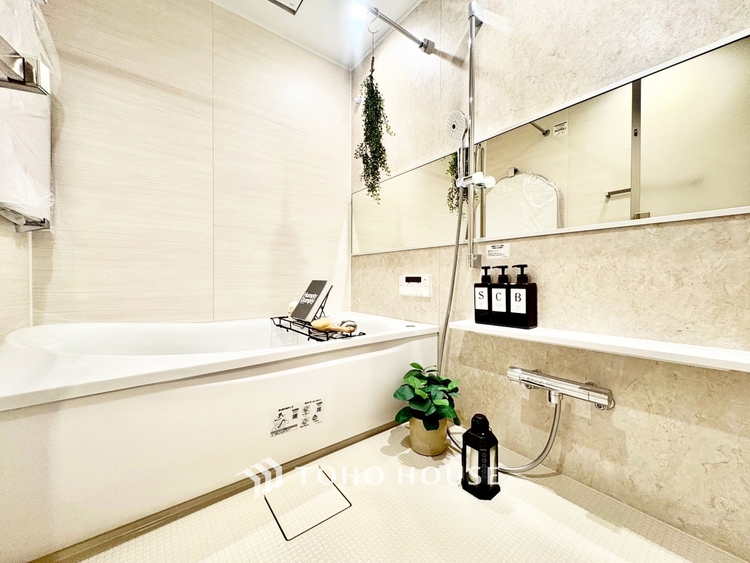 風呂 ◆リビングルーム◆そこには目を輝かせ笑顔で見つめてくれる君がいて、「おかえり」の言葉がこだまする。何気ない日々の挨拶は僕にとっては幸せで、同時に君の瞳にも恋している。