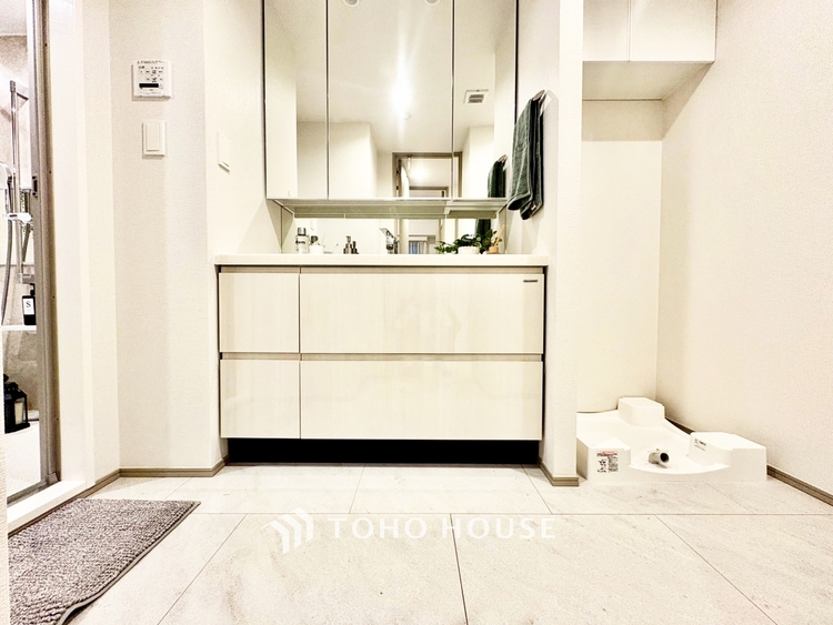 洗面 ◆今宵の食卓◆ダウンライトに反射するグラスを眺めながらワインを注ぐ。トクトクと心地いい音をさせながら、フランスの古城を思わせる薫りがたちこめ、とても幸せな時を過ごせる。